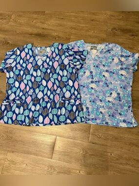 Women’s Blue Floral & Leaf Print Short Sleeve Scrub Tops - Set of 2